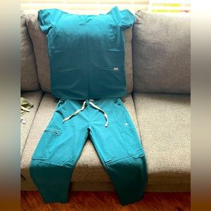 Size M Figs scrub set